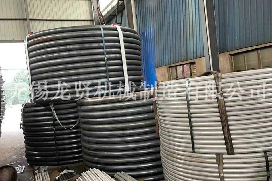 公路上的半圓管方便了道路的管理！